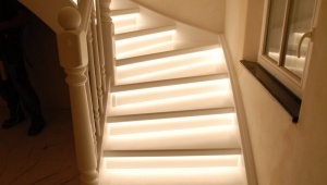 Realizace moderního LED podsvíceného schodiště
